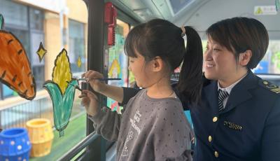 致敬耕耘者！ 青島公交“‘芹’勞致富”主題車暖心上線