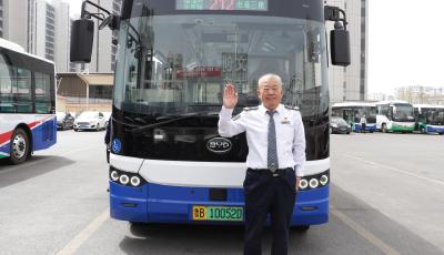 43载公交岁月 青岛26年“高考专线车”驾驶员郝清波“毕业”了