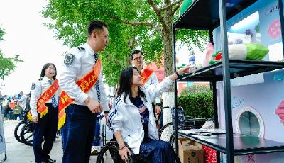 “青岛市第三十五次全国助残日主题活动”之障碍体验区活动  300余名市民“换位体验”残障人士日常生活