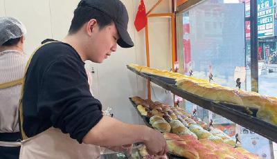凭借2元面包店，他在青岛“创”出了一片天