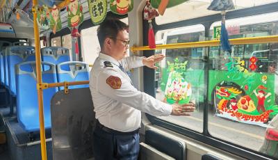 粽香飘车厢 青岛巴士21路打造暖心端午服务