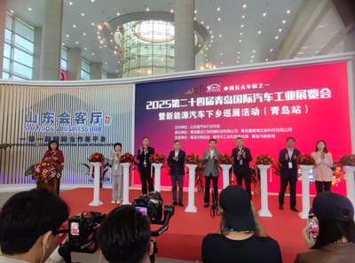 AI机器人客服亮相，青岛国际车展首日智能交互成新焦点