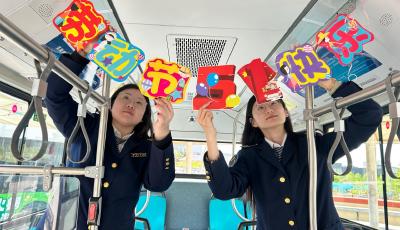 青島公交打造“五一”主題車廂 流動風景線傳遞勞動之美