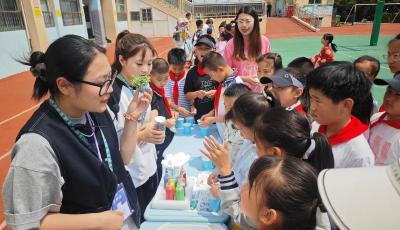 迎“六一”青版教育助力贵州路小学举办“与你‘童’在 尽情放粽”游园会活动
