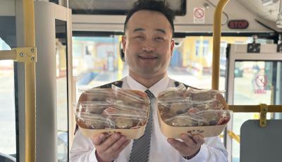 通勤路上的“加油站” 青島318路“暖心巴士”上線