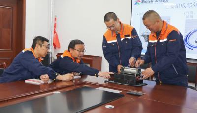 旧零件“拼”出维修神器 青岛公交“三原色”维修班小发明带动大效益