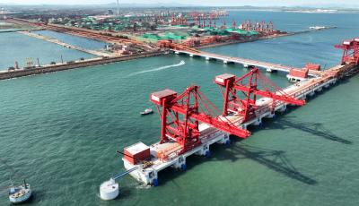 距离投产迈出关键一步！青岛港30万吨级万邦矿石码头主体工程通过交工质量核验