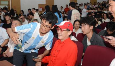 “俺老孙来也”！六小龄童做客青科大为师生带来童年回忆