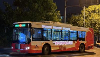 勞模車變身發(fā)光巴士 青島這條傳承百年的公交線路“靚”起來