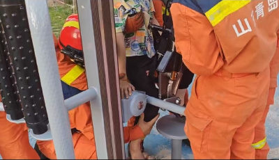 男童腿卡健身器材 黄岛消防紧急救援