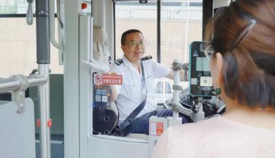 居民出小區(qū)抬腳就上公交車！青島407路公交增設“招手停”便民站點 