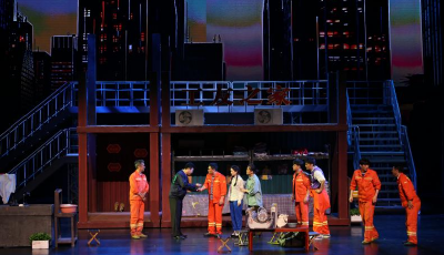 青島《地鐵六號(hào)線(xiàn)》話(huà)劇亮相北京 照見(jiàn)新時(shí)代產(chǎn)業(yè)工人精神圖譜 