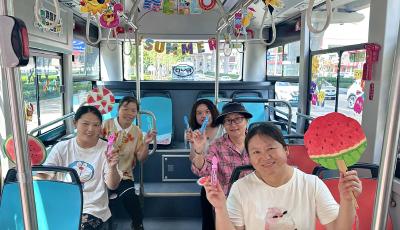 彩虹鋪路、花海環(huán)繞、泡泡添趣...... 青島巴士“多巴胺車廂”上線