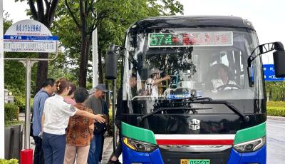 让乘客空调车内候车 青岛温馨巴士启动始发站“双动车”模式