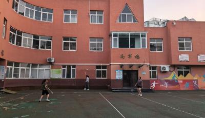事關(guān)學(xué)校室外體育場(chǎng)地設(shè)施暑假開放！青島一區(qū)發(fā)布公告→
