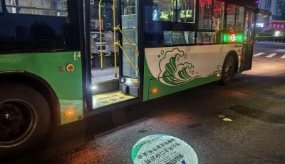 公交車也有迎賓燈了？ 青島30路“公交+文旅”點亮城市夜經(jīng)濟