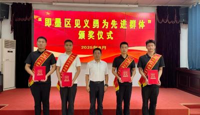 即将加入青岛公安的00后新警，勇救海中被困爷孙