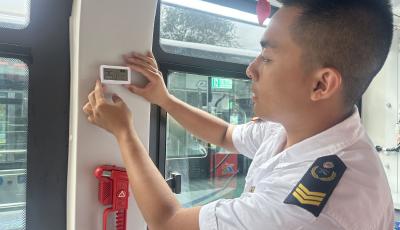 車廂秒變“移動空調(diào)房” 青島李滄巴士“降溫服務(wù)”再添新招