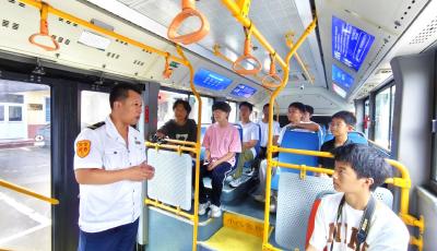 公交迷的“定制狂歡” 青島巴士文化體驗(yàn)日開啟別樣課堂