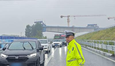 青岛出动警力3300余人次，确保强降雨天气道路交通运行有序