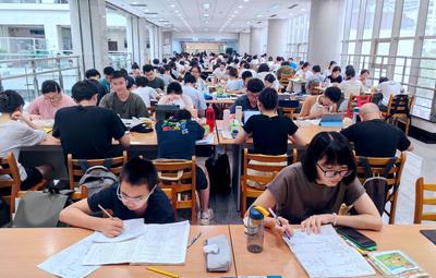 现场|一座难求！暑期阅读“不打烊”   岛城掀起读书热