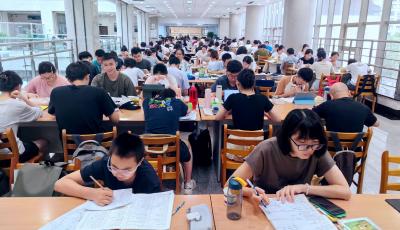 現(xiàn)場(chǎng)|一座難求！暑期閱讀“不打烊”   島城掀起讀書熱