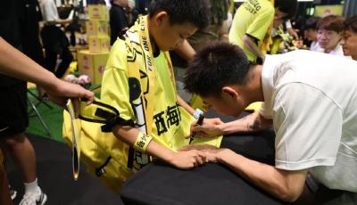 邵佳一现身海信广场 青岛西海岸足球俱乐部快闪店见面会现场火爆  