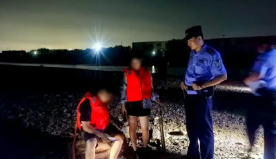 夜間趕海突遇漲潮！黃島警消聯手成功救出2名被困者