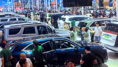現場|香車美女相得益彰！2025青島秋季國際車展開幕
