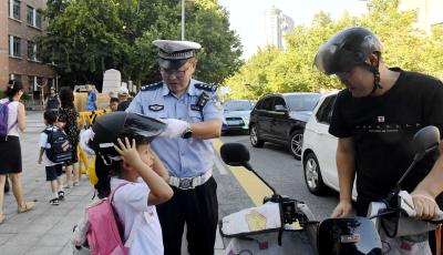 開學首日青島交警全力護航