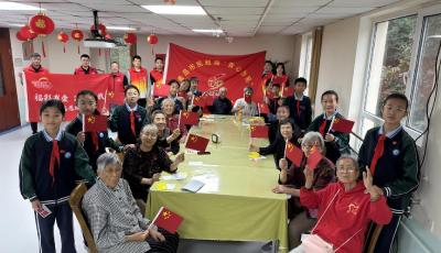 银发伴童行 共绘爱国情！大手牵小手，一次跨越年龄的爱国对话