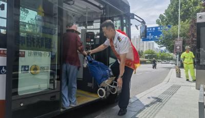 加密班次 检修车辆 青岛温馨巴士多举措护航“双节”出行