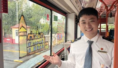 青岛十部“彩绘公交”上线 诚邀市民打卡体验