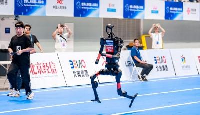 人形机器人“跑”向实用，2025电博会成最佳T台！