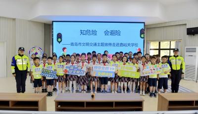 讲好交通安全“第一课”，青岛交警点亮平安“开学季”