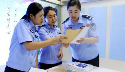 即墨公安：女子办案队柔性执法，绽放别样“警”色