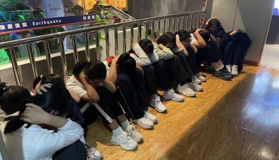 全國首個科普月 青島西海岸中小學(xué)生沉浸式學(xué)習(xí)避震消防技能