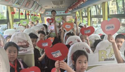 开学首日，青岛近2000辆温馨校车安全护航12.7万学子入校