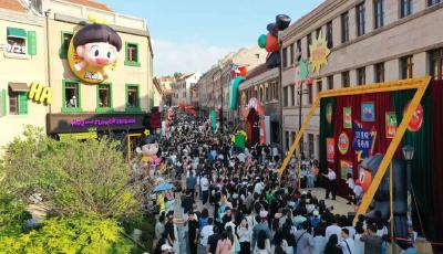 黄渤IP“黄逗菌”全国首店落地青岛黄岛路 市民游客打卡热潮来袭