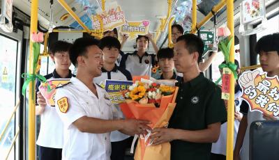 “花式告白”来了！教师节主题车厢温情上线