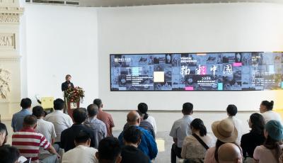 “釉彩中国·2025全国陶瓷绘画邀请展”在青岛启幕 百余件力作共绘当代陶瓷艺术新篇