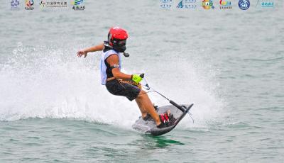 風雨激戰 迎浪競速  2025中國動力沖浪板公開賽（青島站）順利舉行