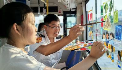 儿童用画笔描绘文明出行！ 青岛公交车厢变身“安全课堂”