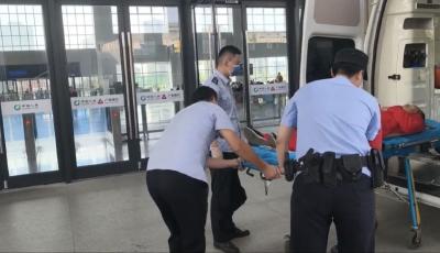 旅客腹痛抽搐 铁路公安协同医务人员及时救援
