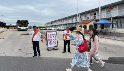 我为大家当向导！青岛崂山巴士志愿者助力“双节”假期游客顺畅出行