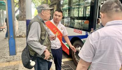 十米车厢书写坚守与担当 青岛公交驾驶员张培生用方向盘丈量城市 