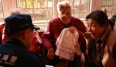 山东海警局的温馨守护：那一抹“海警蓝”温暖“夕阳红”  