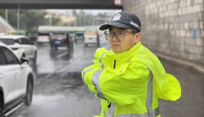 国庆假期青岛交管冒雨保安全保畅通