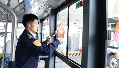 重阳敬老情 青岛 “90”后公交驾驶员手绘温情暖夜归路