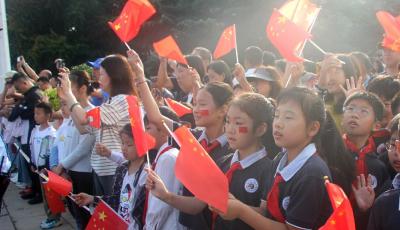 市民共庆祖国华诞